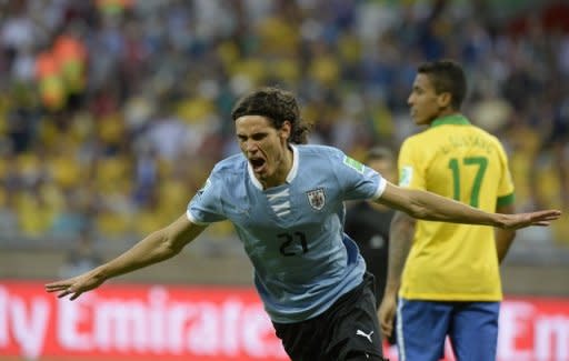 El atacante Edinson Cavani celebra el gol del empate parcial frente a Brasil, en partido de la Copa de las Confederaciones. (AFP | daniel garcia)