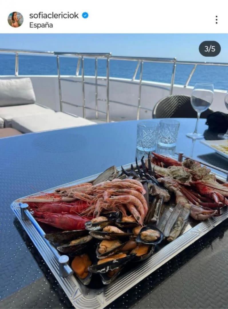 Bandeja de mariscos que compartieron Sofía Clerici y Martín Insaurralde en su viaje por Marbella