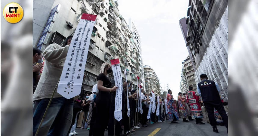 城中城大廈火災罹難者家屬在事故現場進行招魂。（圖／記者黃威彬攝）