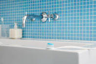 <p>Mit etwas Backpulver auf einer angefeuchteten Zahnbürste lassen sich Fugen im Badezimmer wieder schön weiß schrubben.</p>