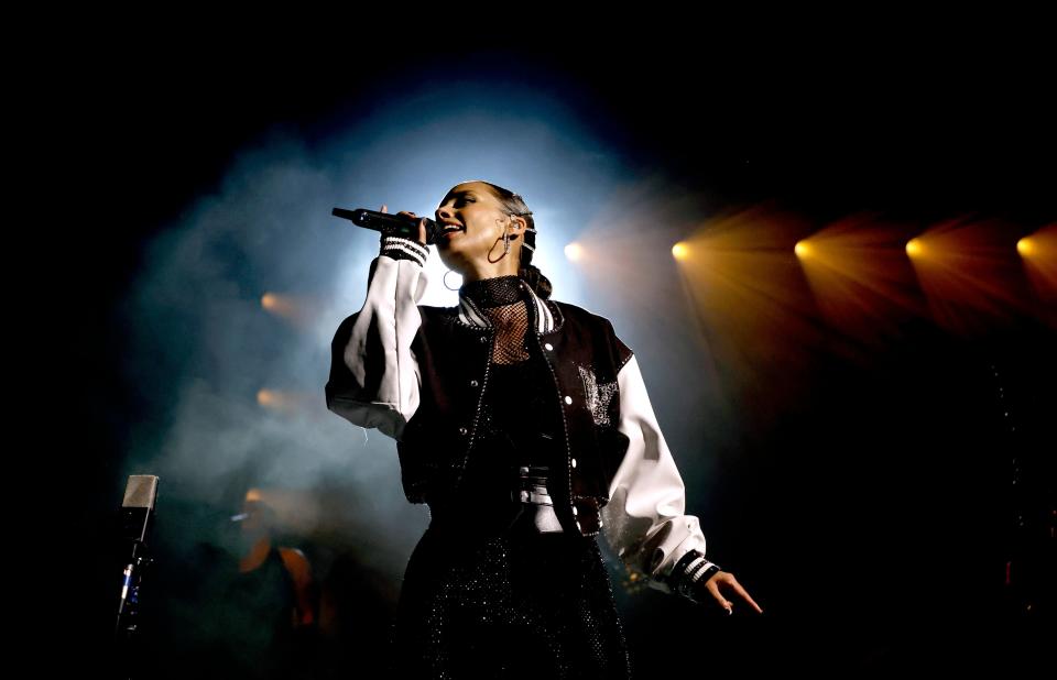 Alicia keys performing wearing all black. 