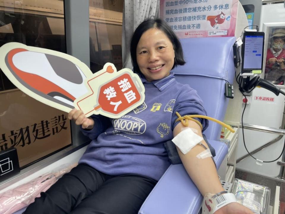 捐血人鄧小姐特地在疫苗施打滿一個月再捐血，且首次到高鐵新竹站捐血，對捐血中心及高鐵人員的親切服務印象深刻。（記者彭新茹攝）
