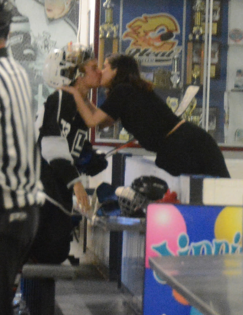 Selena Gomez and Justin Bieber kiss at his hockey game. (Photo: BACKGRID)