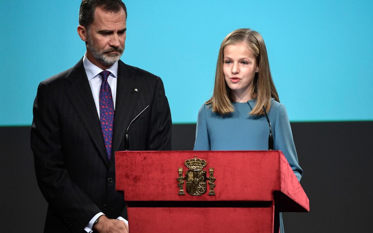 La princesse Leonor d'Espagne et son père, le roi Felipe VI, le 31 octobre 2018 - Oscar del Pozo - AFP
