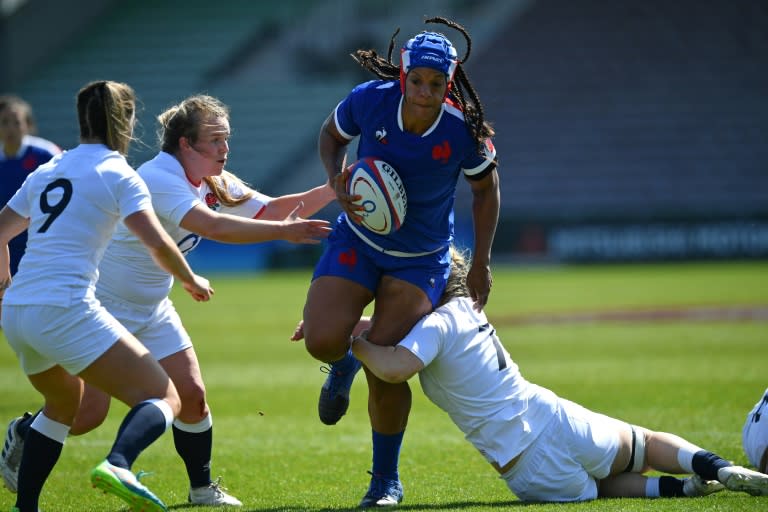 La joueuse française Safi N'Diaye (au centre) face à l'Angleterre lors du Tournoi des six nations, le 24 avril 2021 (JUSTIN TALLIS)