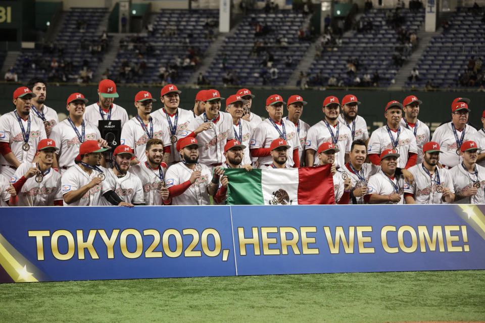 Los jugadores de México al ser premiados con la medalla de bronce del torneo Premier12 tras vencer a Estados Unidos, el domingo 17 de noviembre de 2019. México se clasificó al béisbol de los Juegos Olímpicos de Tokio 2020. (AP Foto/Jae C. Hong).