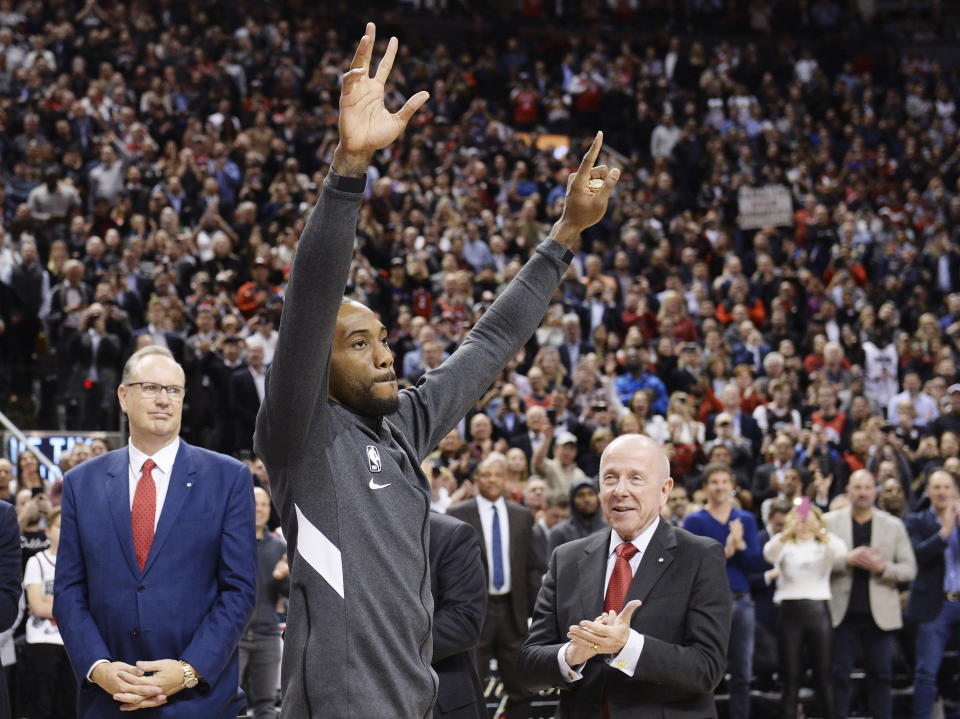 El ex jugador de los Raptors y actualmente con los Clippers de Los Ángeles saluda a la afición tras recibir su anillo de campeón en su regreso a Toronto el miércoles 11 de diciembre del 2019. (Nathan Denette/The Canadian Press via AP)