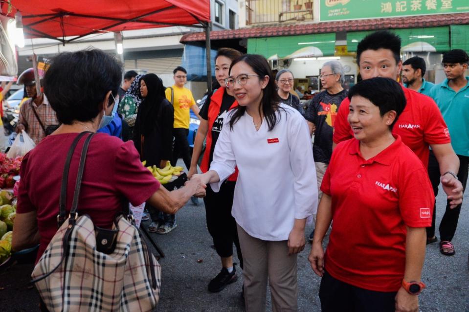 Pakatan Harapan’s Bandar Utama candidate, Jamaliah Jamaluddin doing a walkabout at the Kg Cempaka night market on August 2, 2023. —  Picture by Miera Zulyana