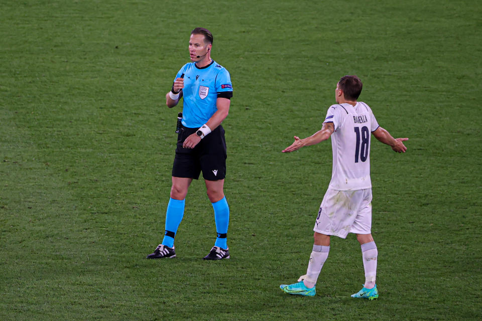 ROME, ITALY - JUNE 11: Referee Danny Makkelie and Nicolo Barella of Italy during the UEFA Euro 2020 Group A match between Turkey and Italy at Stadio Olympico on June 11, 2021 in Rome, Italy (Photo by /BSR Agency/Getty Images)