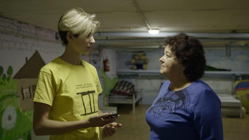 Elisabeth Bauer ist hier im Gespräch mit Tetjana Morosenko, der Leiterin des größten Kindergartens von Butscha. (Bild: ZDF / Luise Schröder)