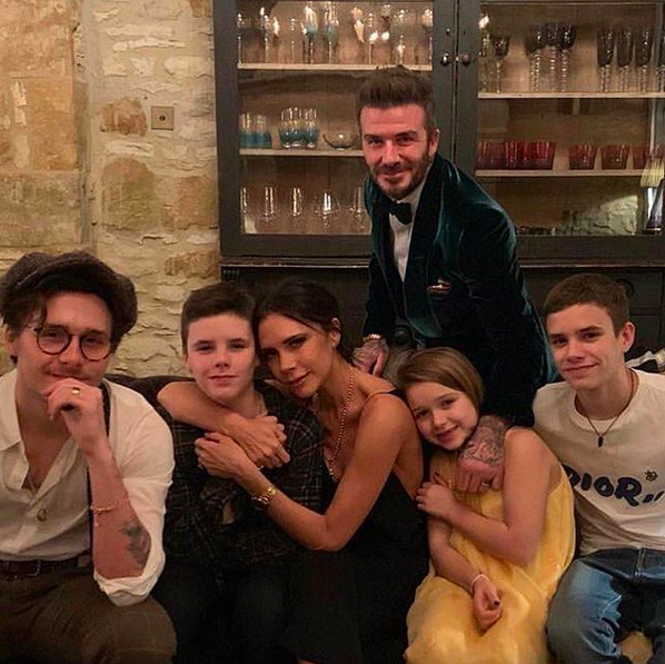 Pour accompagner cette photographie de famille, Victoria Beckham a écrit la légende suivante : "Joyeux Thanksgiving à tous ceux qui le fêtent aujourd'hui. Des bisous de nous tous". De quoi plaire à son audience américaine. (Instagram Victoria Beckham)