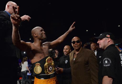 El boxeador estadounidense Bernard Hopkins celebra la victoria ante el kazajo Beibut Shumenov, en Washington, el 19 de abril de 2014, lo que le permite ser el púgil más viejo en unificar títulos mundiales de peso semipesado de la FIB y la AMB (AFP | NICHOLAS KAMM)