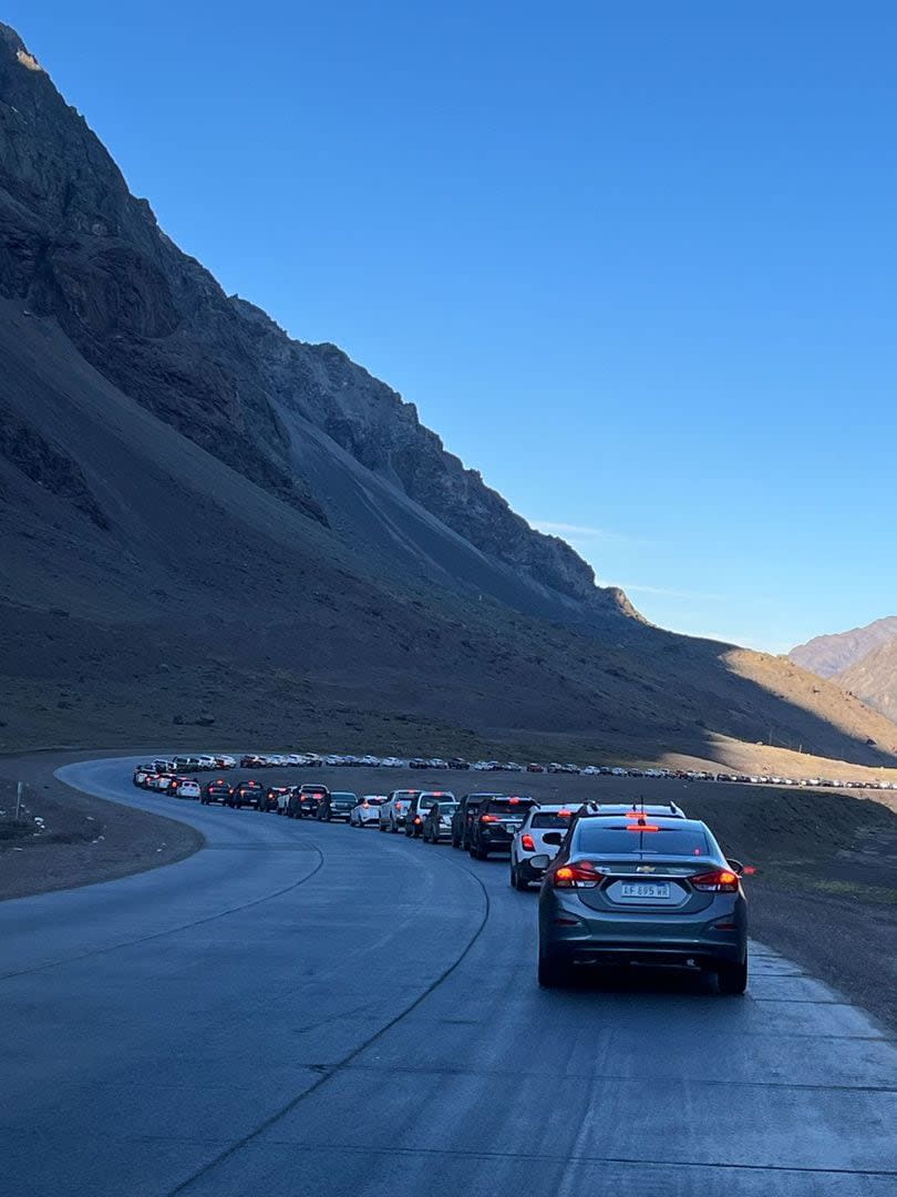 Largas filas para cruzar la frontera en Mendoza