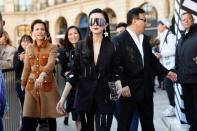 <p>Huch, wer versteckt sich denn da hinter der übergroßen Spiegelbrille? Keine Geringere als Schauspielerin Fan Bingbing. Die „X-Men: Zukunft der Vergangenheit“-Schauspielerin begeisterte Fashionistas wie Fotografen kürzlich in diesem stylishen Look zur Statement-Sonnenbrille. (Bild: Getty Images)</p>