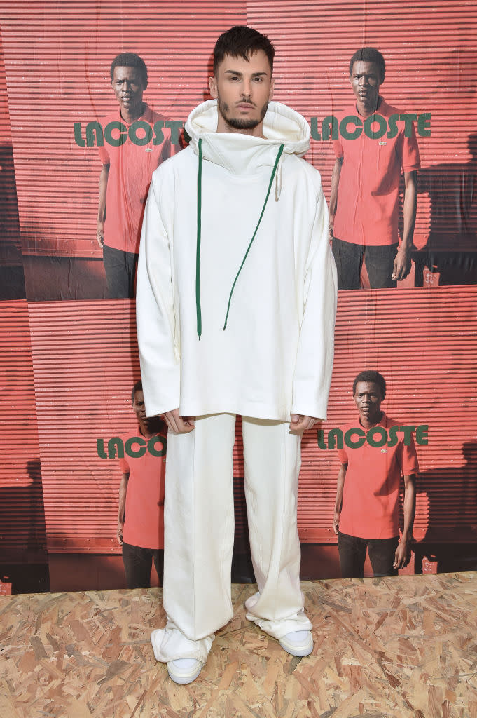 C’est sans raquette mais en tenue très sportswear que Baptiste Giabiconi a pris place au Tennis Club de Paris pour assister au défilé Lacoste. ©Getty Images