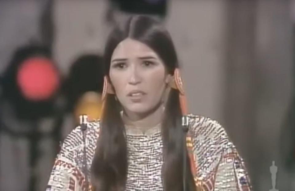 Doch Brando erschien nicht zur Verleihung; an seiner statt schickte er eine Aktivistin für die Rechte amerikanischer Ureinwohner. Sacheen Littlefeather erklärte, der Grund für Brandos Weigerung sei die furchtbare Behandlung der Ureinwohner durch die amerikanische Filmindustrie. Die bewies prompt seine These und schuf damit den eigentlichen Skandal: Zahlreiche Anwesende buhten Littlefeather aus. (Bild: youtube.com/oscars)