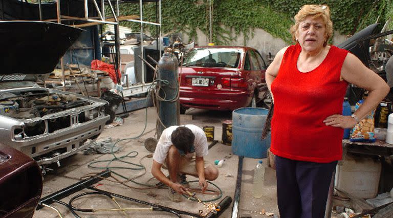 Cristina Capristo explota comercialmente el estacionamiento y el taller mecánico en el predio fiscal, que linda con las vías de la línea Mitre