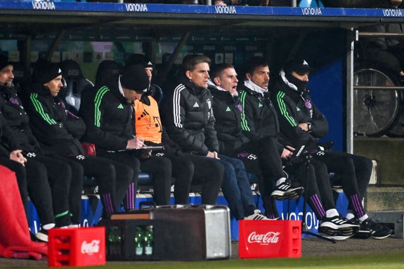 Bayern Munich head coach Thomas Tuchel (R) sits on the bench after the half-time break of the German Bundesliga soccer match between VfL Bochum and Bayern Munich at Vonovia ruhrstadion Stadium. David Inderlied/dpa