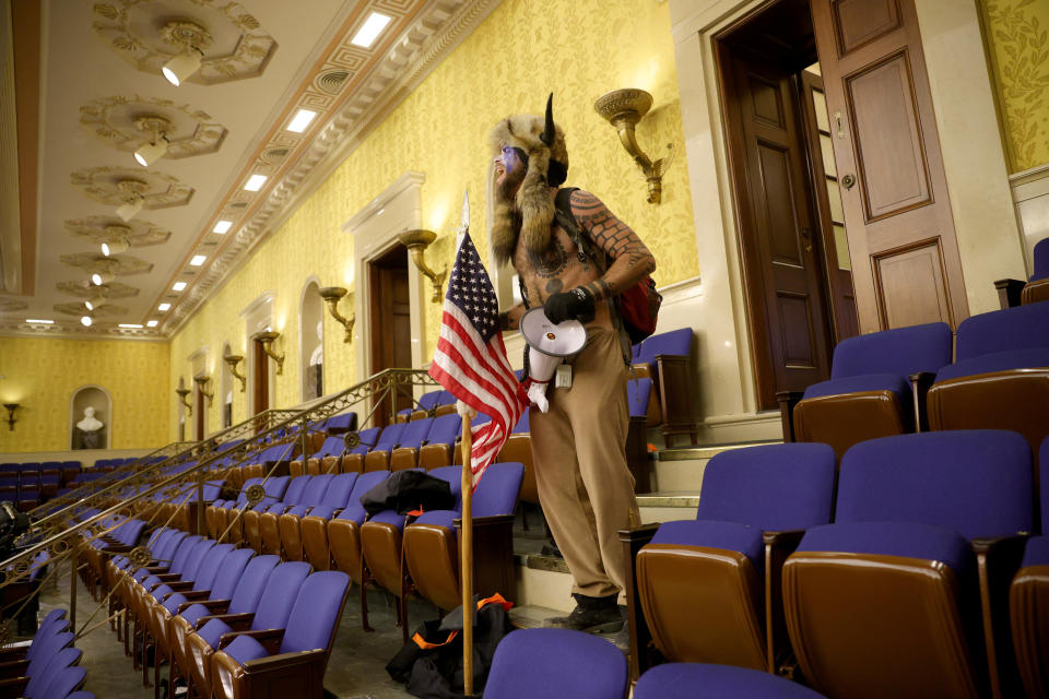 Cappello con le corna e la pelliccia e la faccia dipinta, è uno dei volti che ha fatto il giro del mondo nell'assalto al Congresso degli Stati Uniti: ecco chi è (Photo by Win McNamee/Getty Images)