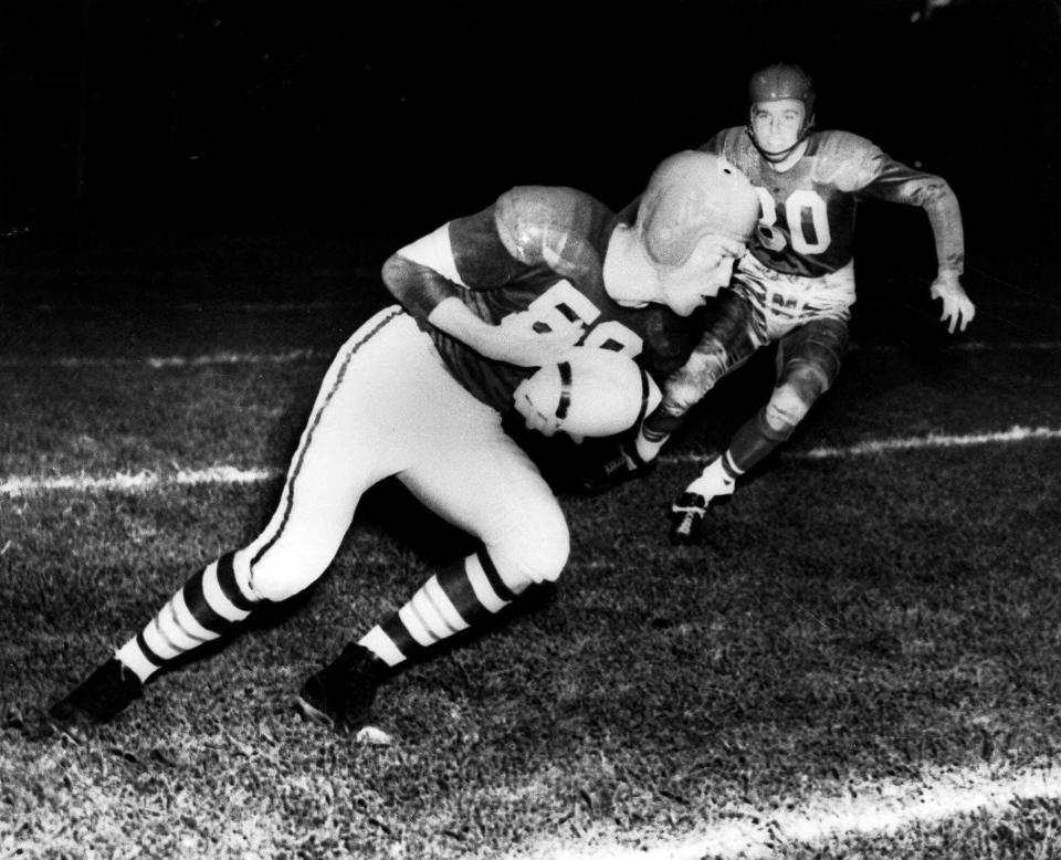 Mac Speedie of Cleveland Browns gains 19 yards after catching a pass from Otto Graham, Sept. 16, 1950, at Philadelphia's Municipal Stadium. Philadelphia Eagles end Neil Armstrong (80) is the defender on the play. (AP photo)