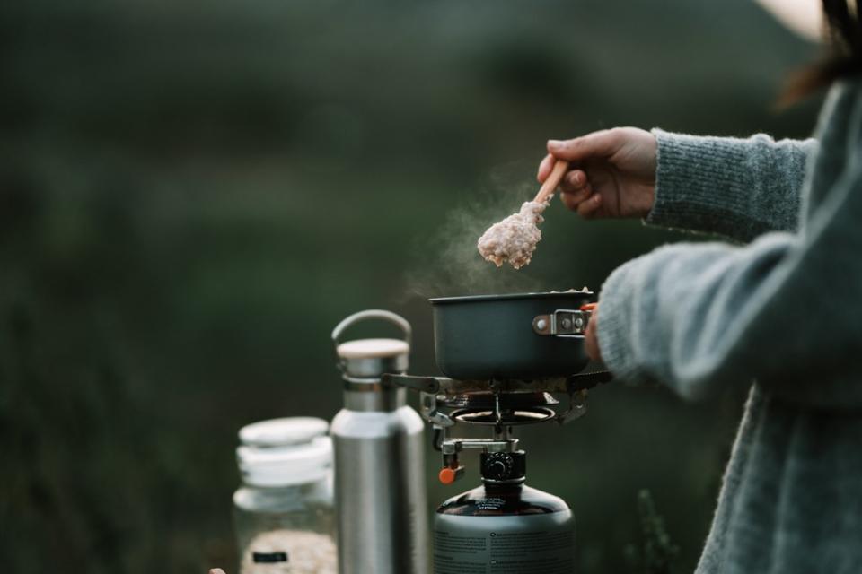 在野外煮食時，若鍋碗有殘留的油漬，最好不要使用傳統的洗碗精，避免化學物質污染環境。照片來源：Taryn Elliott／Pexels