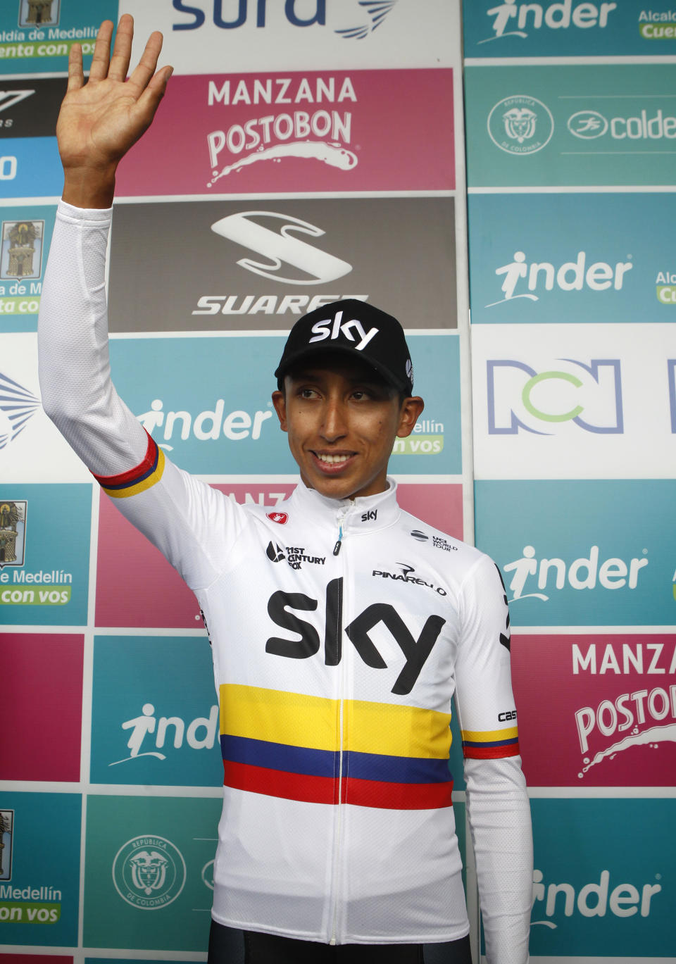 Egan Bernal, del Team Sky, saluda luego de coronarse este año campeón de la contrarreloj individual, en los Campeonatos Nacionales de Ciclismo de Colombia. / Foto: EFE/Luis Eduardo Noriega A.