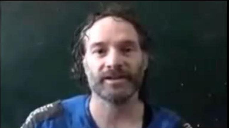 Imagen de un vídeo distribuido por la cadena catarí Al Yazira que muestra a Peter Theo Curtis, un periodista &#39;freelance&#39; de 45 años de edad, mientras estaba secuestrado en Siria, donde pasó dos años