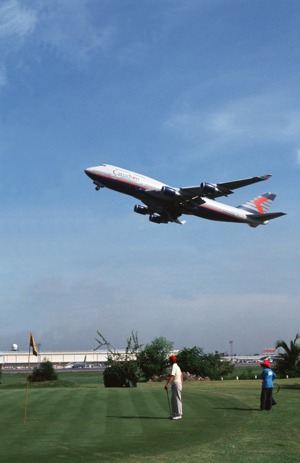 En el Aeropuerto Don Muang de Bangkok (Tailandia), los aficionados al golf pueden disfrutar jugando en este campo de 18 hoyos mientras ven pasar a los aviones sobre sus cabezas. Se encuentra entre la pista de despegue y la de aterrizaje. (Foto: Peter Charlesworth / LightRocket / Getty Images).