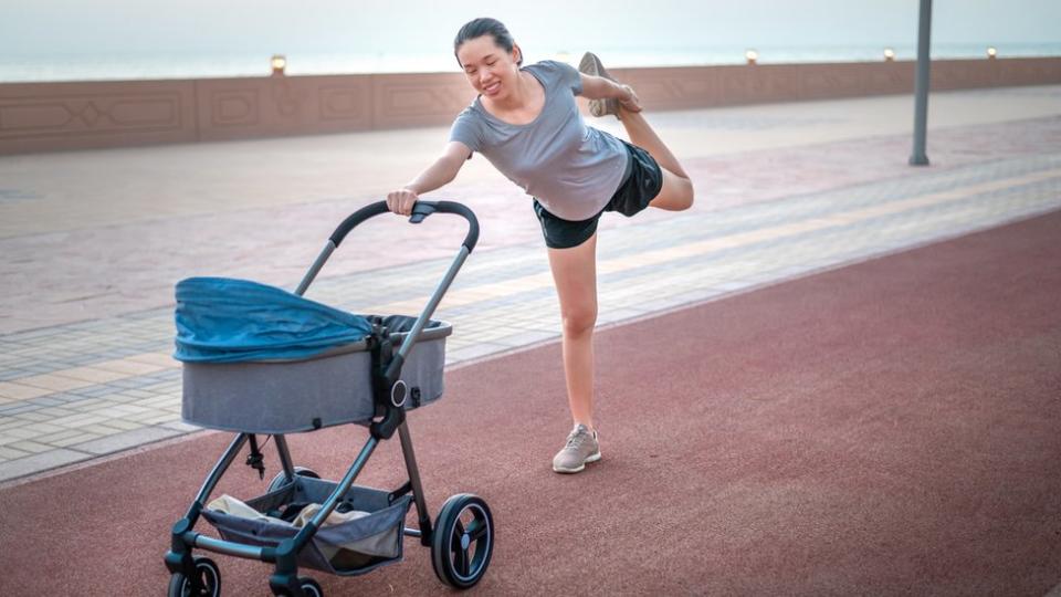 Mujer ejercitando con su bebé