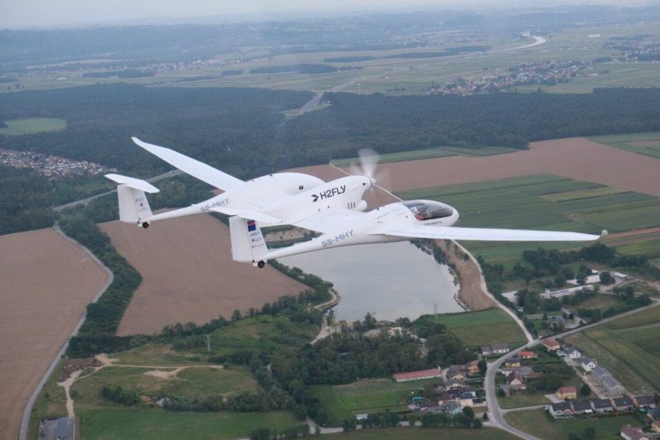 H2FLY's H2Y hydrogen plane flying.