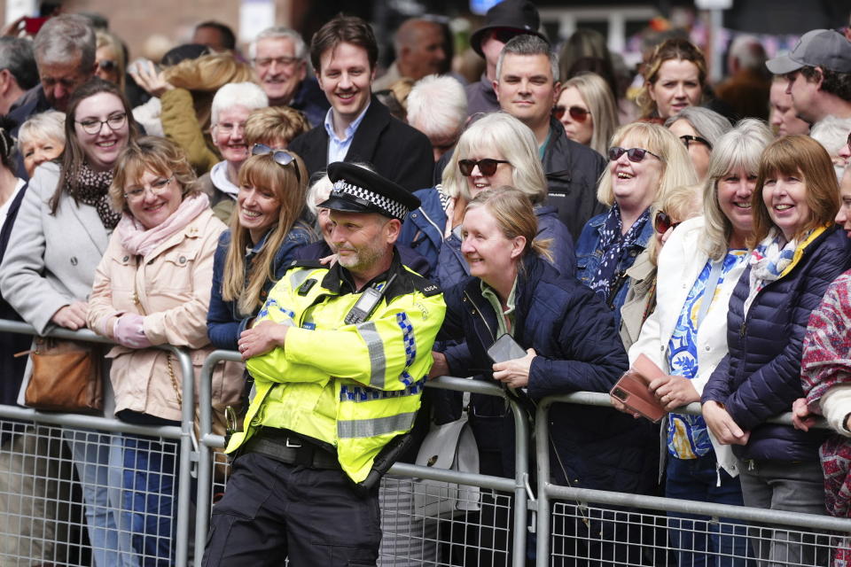 Personas esperan la llegada de invitados a la boda de Hugh Grosvenor, duque de Westminster, con Olivia Henson en la catedral de Chester en Inglaterra el viernes 7 de junio de 2024. (Peter Byrne/PA vía AP)