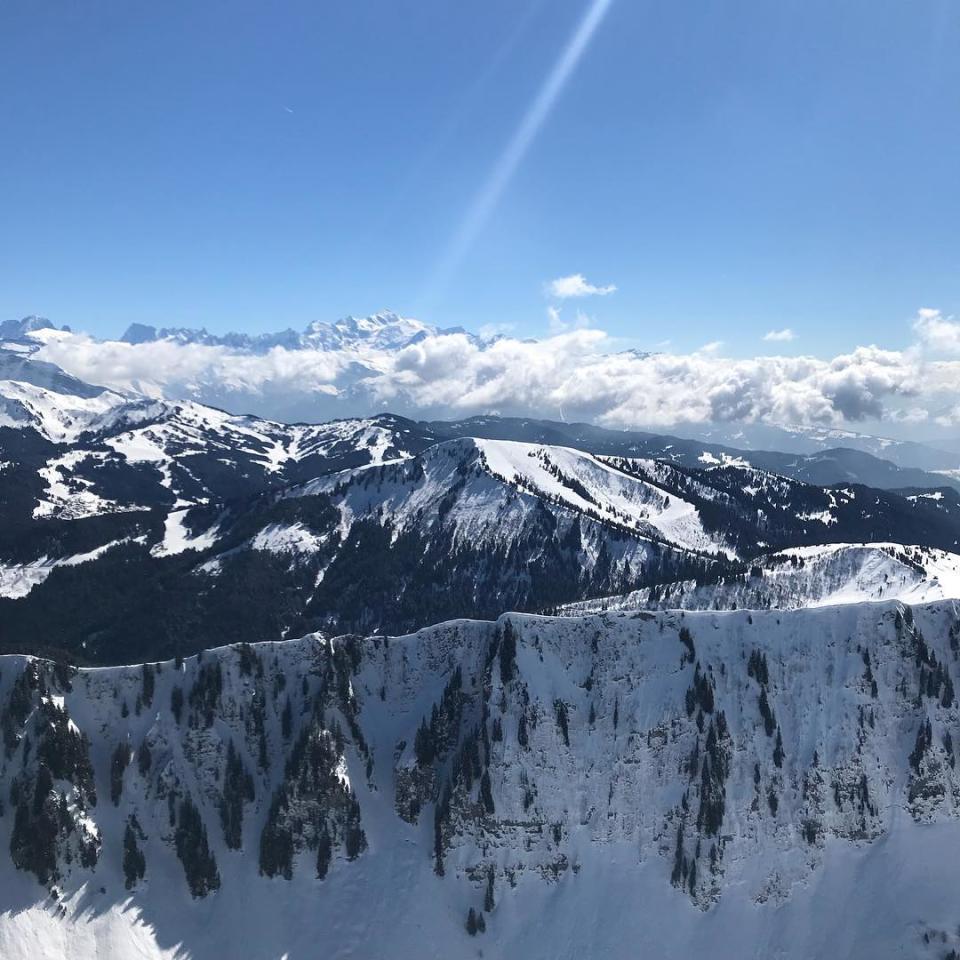 <p>Les internautes se doutaient qu’ils étaient en vacances au même endroit, puisque le rappeur et l’animatrice ont chacun posté des photos sur leur compte Instagram respectif. Crédit photo : Instagram karine.le.marchand </p>