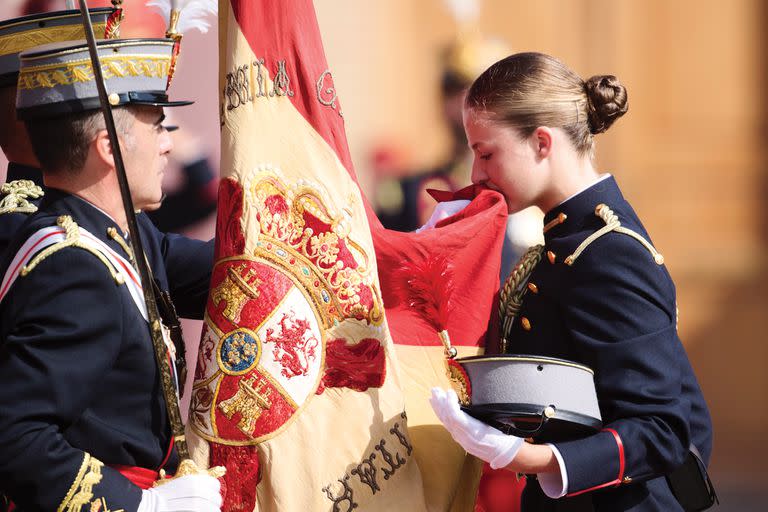  La Princesa Leonor de España (C) promete lealtad a la bandera el 07 de octubre de 2023 en Zaragoza, España. Heredera al trono de España, la princesa Leonor, de 17 años, comienza oficialmente tres años de entrenamiento militar para preparar su futuro como jefa de Estado del país.