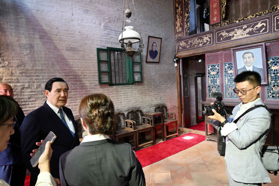 前總統馬英九(左)2日前往國父孫中山故居參訪，並引用國父遺訓盼兩岸和平奮鬥振興中華。(馬英九基金會提供)
