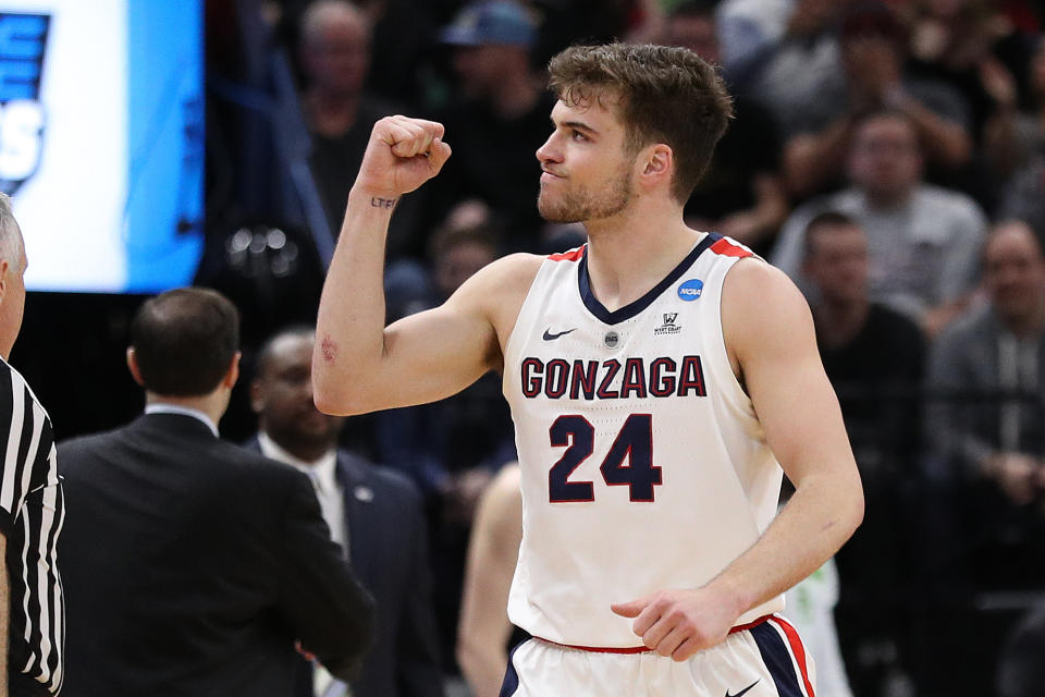 <p>Gonzaga: 9/2<br>Via <a rel="nofollow noopener" href="http://www.vegasinsider.com/college-basketball/odds/futures/" target="_blank" data-ylk="slk:Vegas Insider;elm:context_link;itc:0;sec:content-canvas" class="link ">Vegas Insider</a> </p>