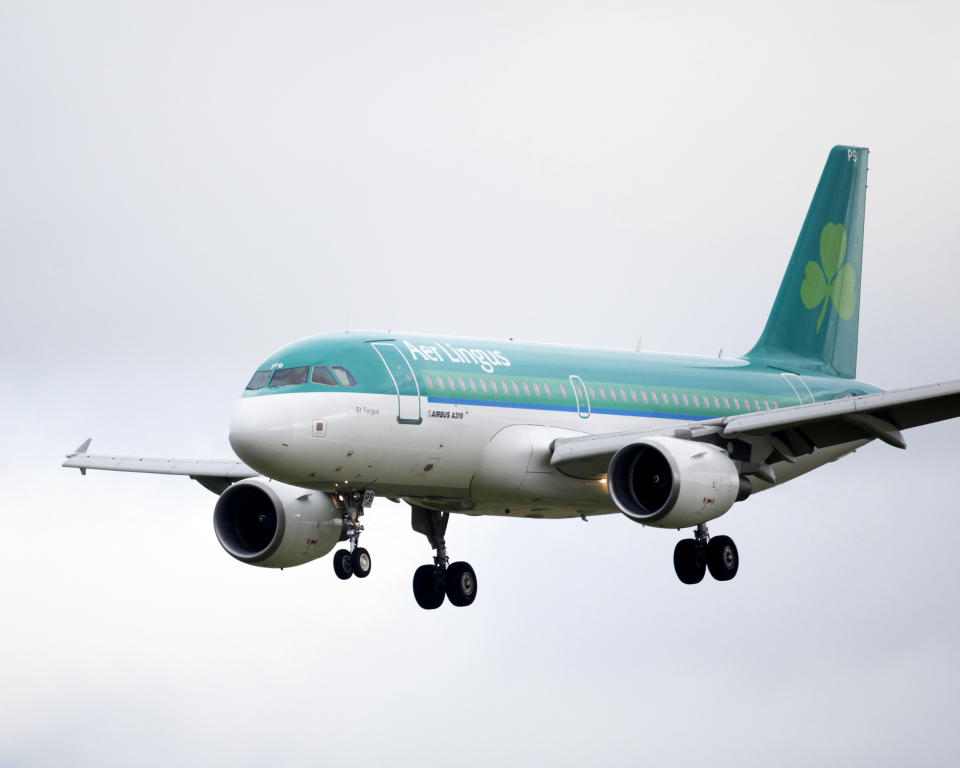 Die Fluglinie Aer Lingus bestätigte, dass im Flugzeug Antennen verbaut sind, mit denen sich Handys verbinden können. (Bild: AP Photo)