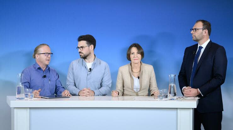 Nicoley Baublies (l-r), früherer Vorsitzender der Flugbegleitergewerkschaft Ufo, Daniel Flohr, stellvertretender Vorsitzender der Gewerkschaft Ufo, Bettina Volkens, Vorstandsmitglied Ressort Personal und Recht bei Lufthansa, und Martin Leutke, Leiter Media Relations bei Lufthansa, geben ein Pressestatement im Lufthansa Aviation Center. Foto: dpa