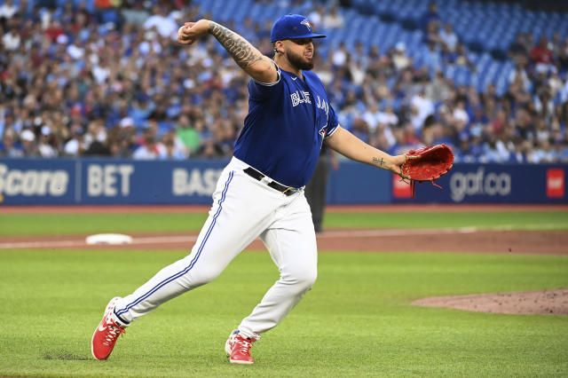 Toronto Blue Jays ace Alek Manoah leaves game against Detroit Tigers after  being hit by comebacker - ESPN