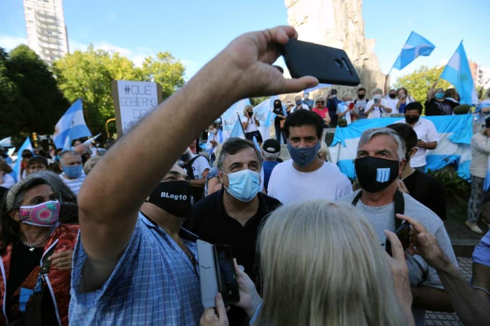 Mario Negri en la marcha del 27F en Mar del Plata