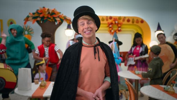 Jack McBrayer in "Hello, Jack! The Kindness Show"<p>Photo Credit: <a href="https://tv.apple.com/" rel="nofollow noopener" target="_blank" data-ylk="slk:Apple TV;elm:context_link;itc:0;sec:content-canvas" class="link ">Apple TV</a>+</p>