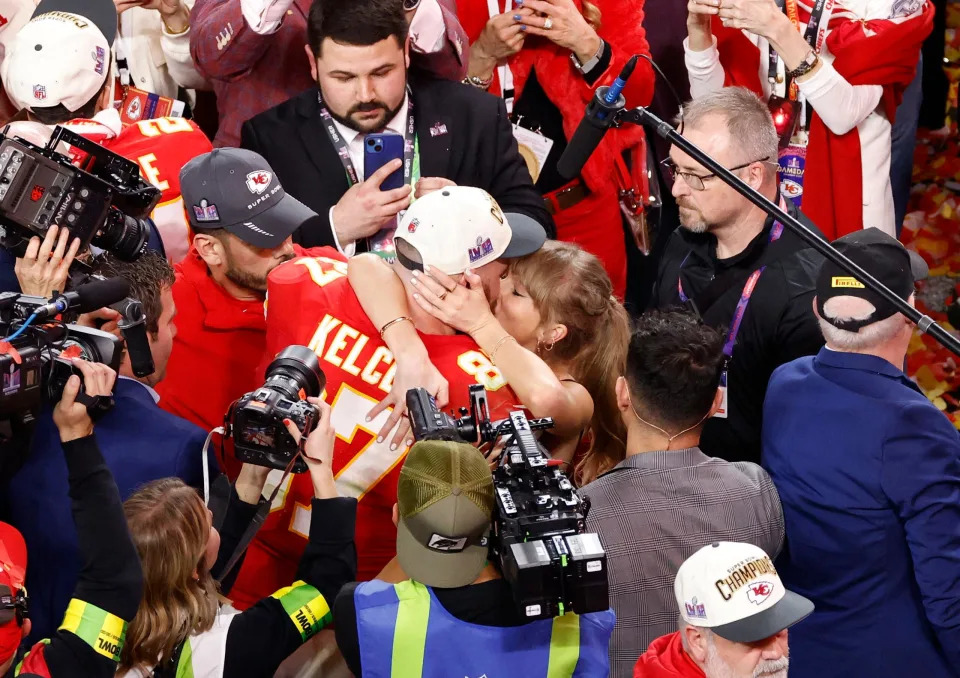 Travis Kelce and Taylor Swift hugging