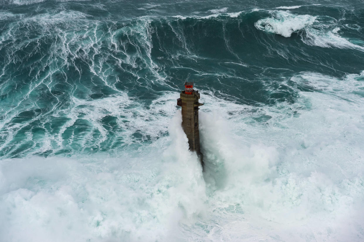 Le phare « Nividic », à la Pointe de Pern à Ouessant, noyé dans une immense vague lors de la tempête  Ruzica en 2016.