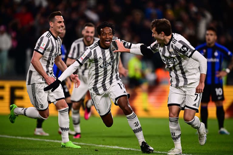 Juan Cuadrado festeja ante Inter; Juventus ahora está en zona de Champions League y se ubica por delante de su eterno rival
