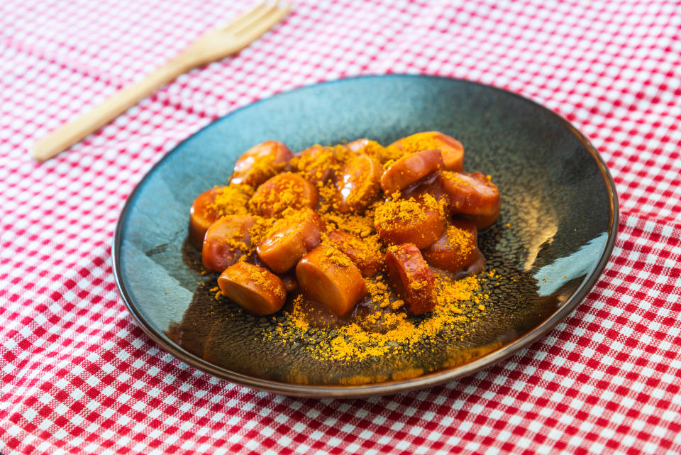 Currywurst geht immer. In der Kantine, unterwegs – und bei dir zuhause. (Bild: Getty Images)