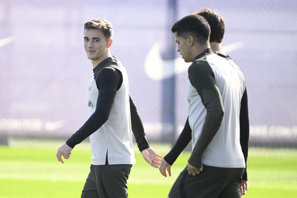 Barcelona’s Spanish midfielder #06 Gavi (L) and teammates arrive for a training session (AFP via Getty Images)