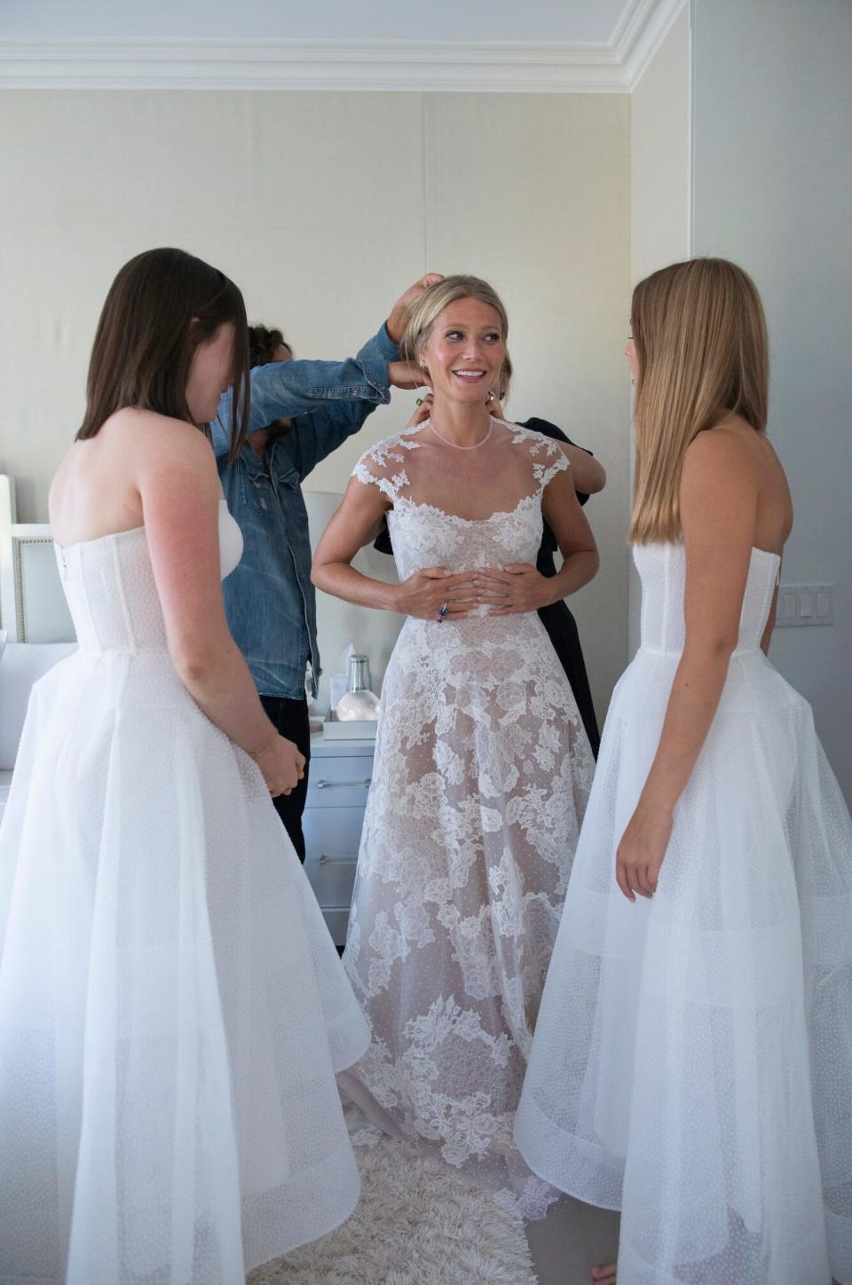 Isabella Falchuk and Apple Martin with Gwyneth Paltrow. (Photo: Lynsey Addario/Goop)