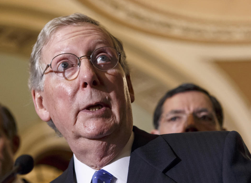 Mitch McConnel, republicano por Kentucky y líder de la minoría en el Senado, habla en el Capitolio en esta imagen del 24 de septiembre de 2013. (Foto AP/J. Scott Applewhite, Archivo)