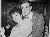 Liza Minnelli hielt kurz nach dem Oscar 1973 die Scheidungspapiere in der Hand - allerdings hatte sie sich von ihrem Ehemann Peter Allen schon Monate, bevor die erste Klappe zu ihrem Erfolgsfilm "Cabaret" fiel, getrennt. (Bild: Larry Ellis/Daily Express/Hulton Archive/Getty Images)