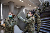 Los militares rápidamente habilitaron el recinto colocando camas para los pacientes. (REUTERS/Marko Djurica)