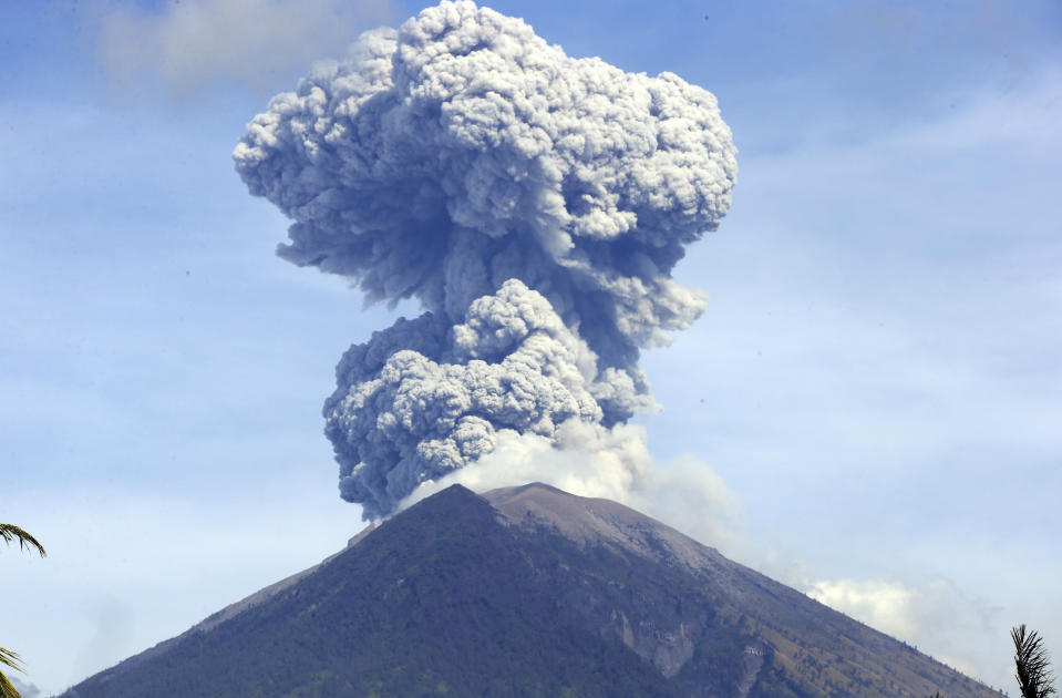 Bali's Mount Agung erupts shooting 700 metres of ash into air